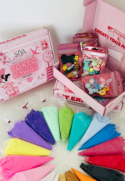 Contenu détaillé d'un Kit Decoden complet : crème chantilly silicone, cabochons kawaii et accessoires de précision