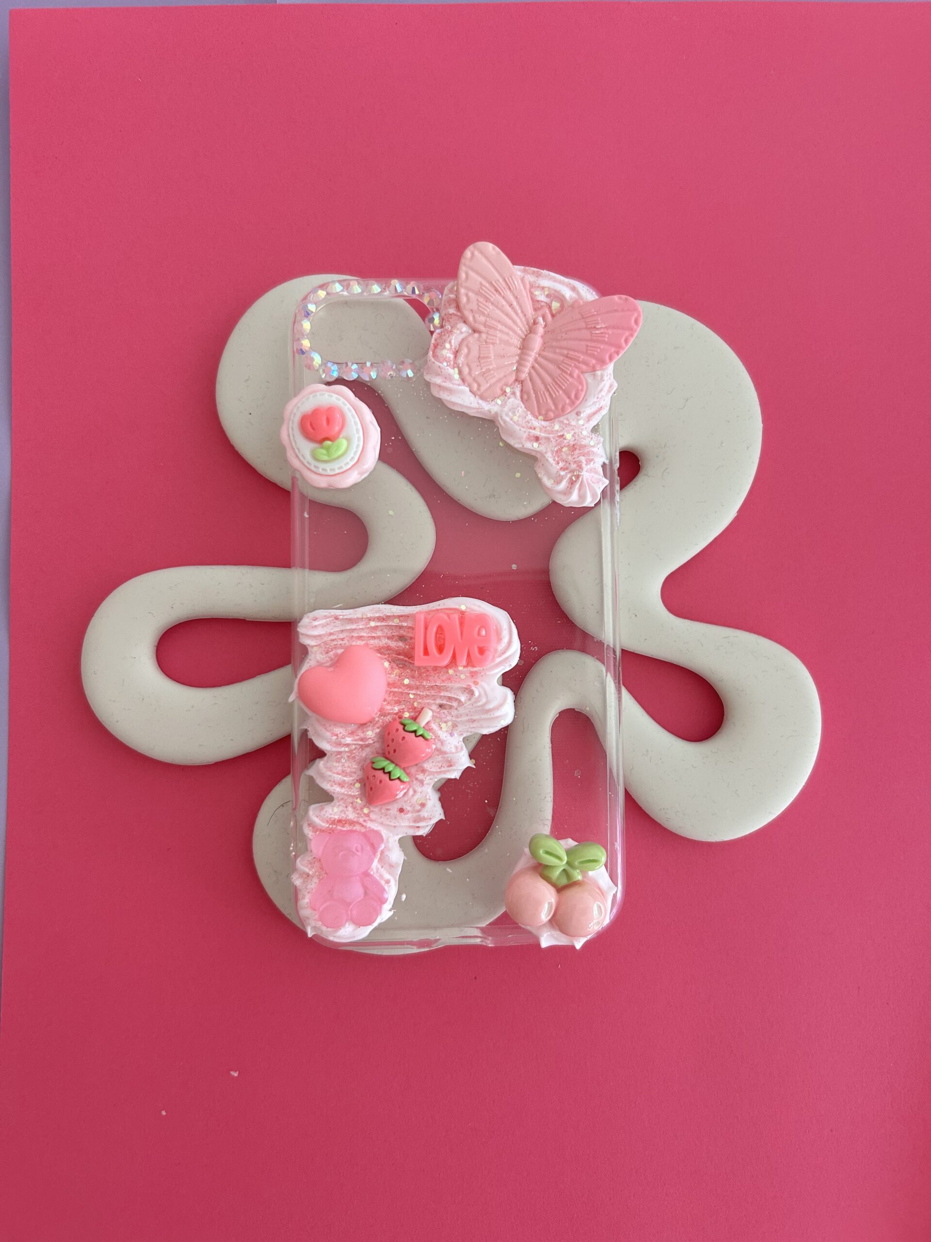 Zoom sur les détails d'une coque de téléphone Decoden personnalisée et kawaii, accessoire parfait pour exprimer sa personnalité